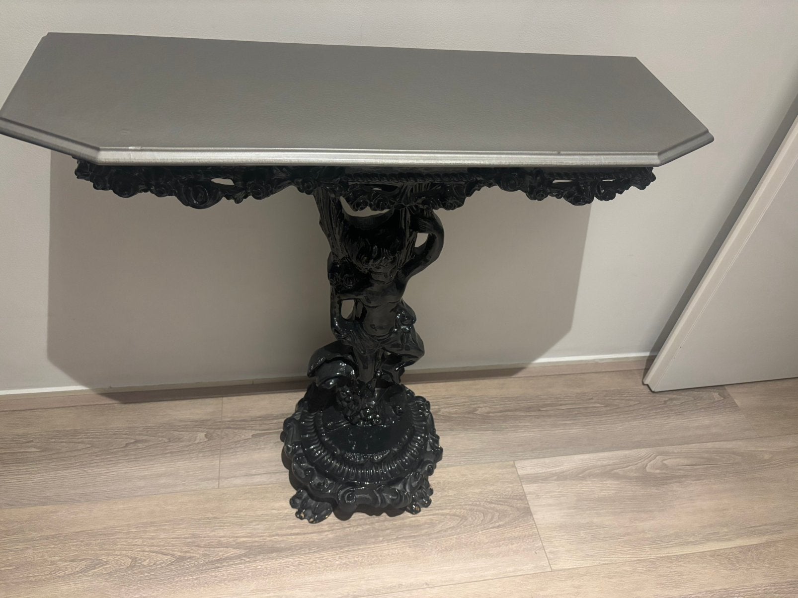 Donker grijs tafeltje met engel eronder., Ophalen, 50 tot 100 cm, Zo goed als nieuw, 25 tot 50 cm