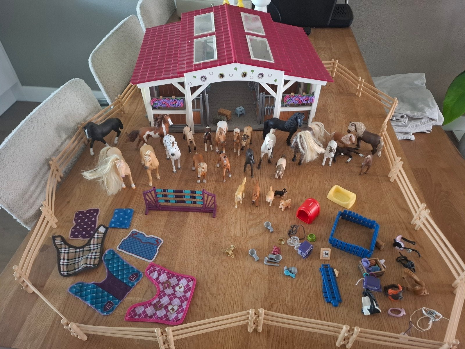 Grote Schleich paardenstal met veel paarden en accessoires, Ophalen of Verzenden
