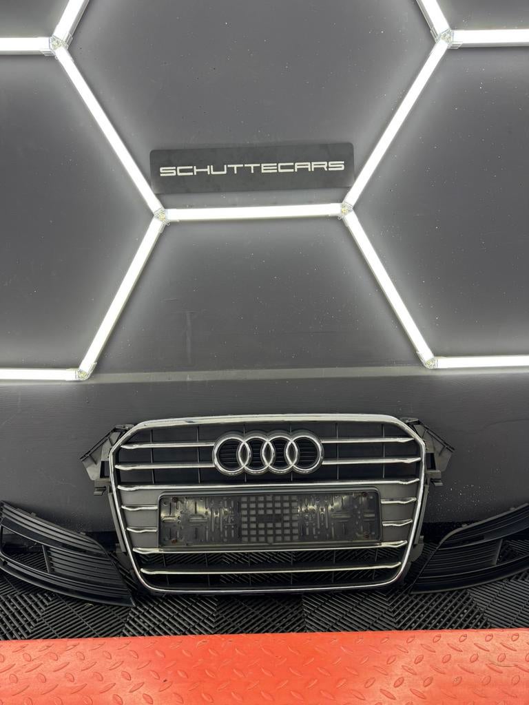 Audi A4 Grill + mislamp grill, Auto-onderdelen, Carrosserie en Plaatwerk, Gebruikt, Voor, Bumper, Audi