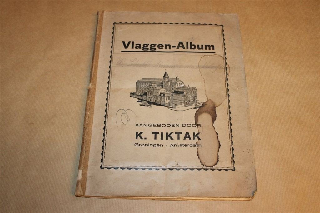 Zeldzaam Vlaggen-Album K. Tiktak ca. 1920 — 238/240, Boeken, Ophalen of Verzenden, Gelezen
