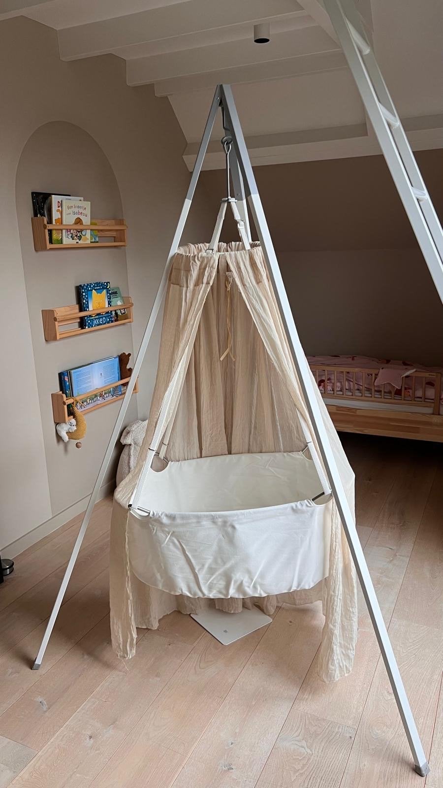 Leander Wieg met matrasje, standaard en klamboe, Kinderen en Baby's, Ophalen of Verzenden, Zo goed als nieuw, Wieg
