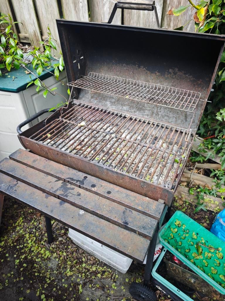 Gebruikte BBQ met zijplank en wielen, Tuin en Terras, Houtskoolbarbecues, Ophalen of Verzenden, Gebruikt, Onbekend