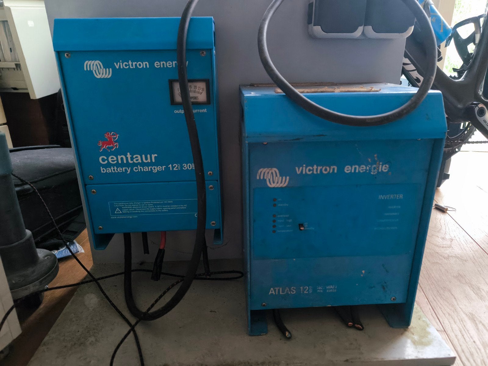 Victron Lader Centaur 12V 30A & Omvormer Atlas 12V 1600W, Ophalen