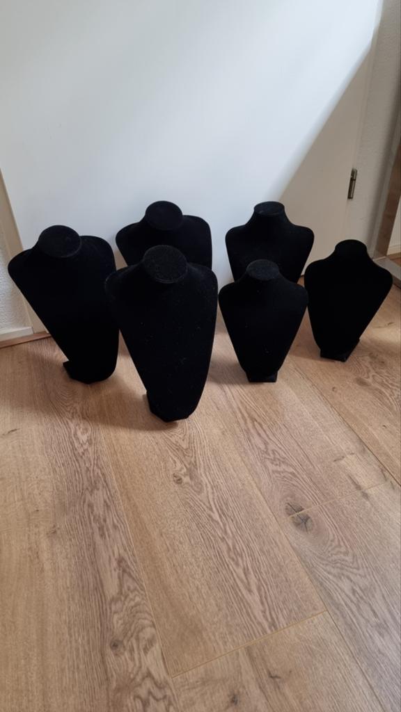 Set van 6 Zwarte Fluweel Sieraden Displays, Ophalen, Gebruikt
