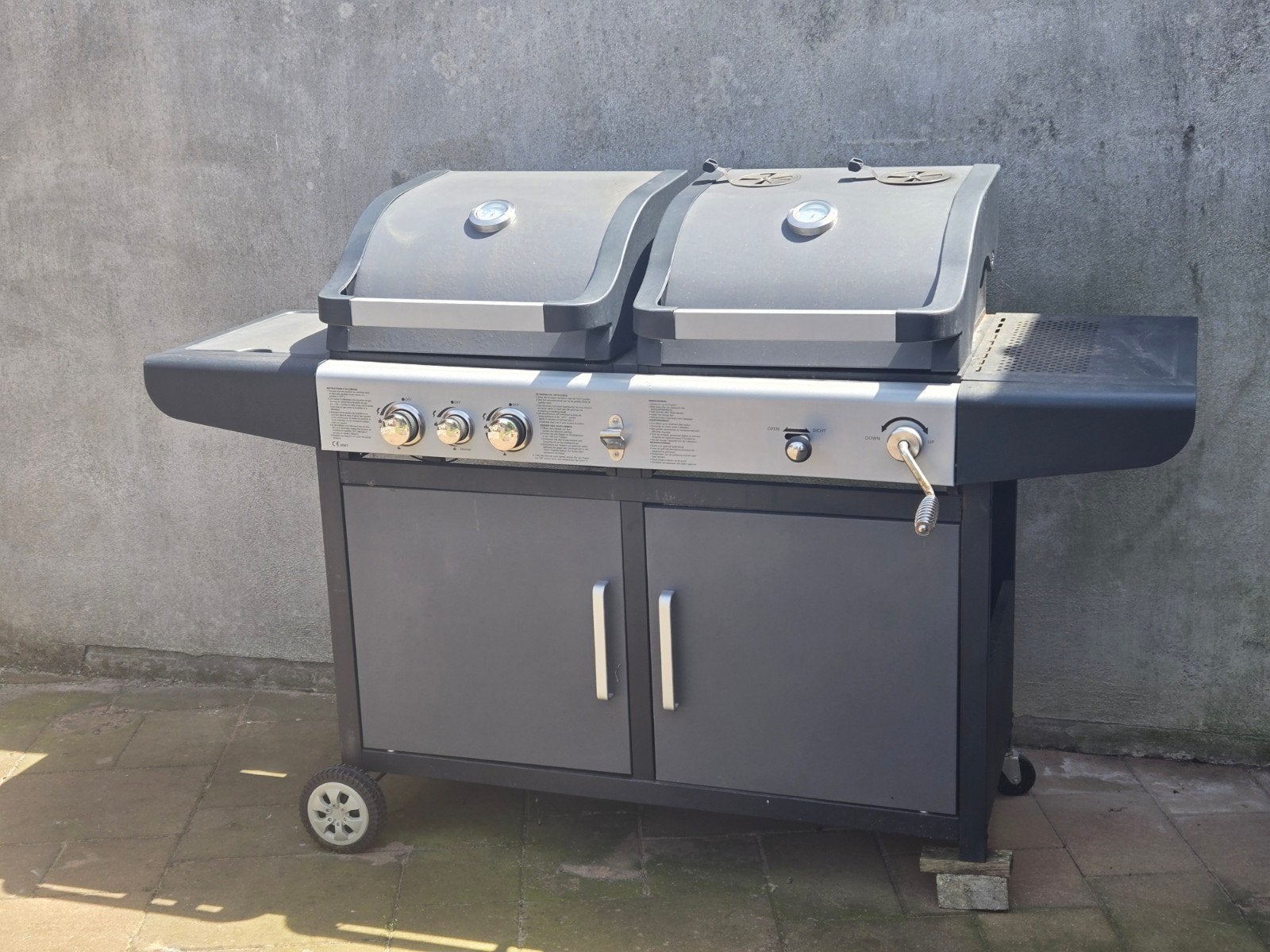 Grote gas en houtskool barbecue met 4 branders en zijbrander, Ophalen, Gebruikt, Onbekend