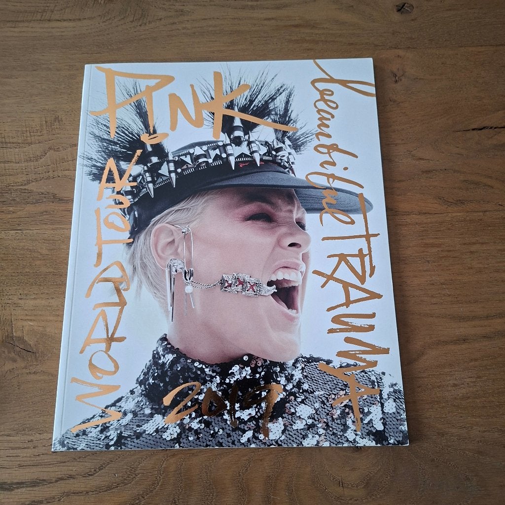 P!nk World Tour Tourbook Tour Book Program Pink, Ophalen of Verzenden, Zo goed als nieuw, Boek, Tijdschrift of Artikel