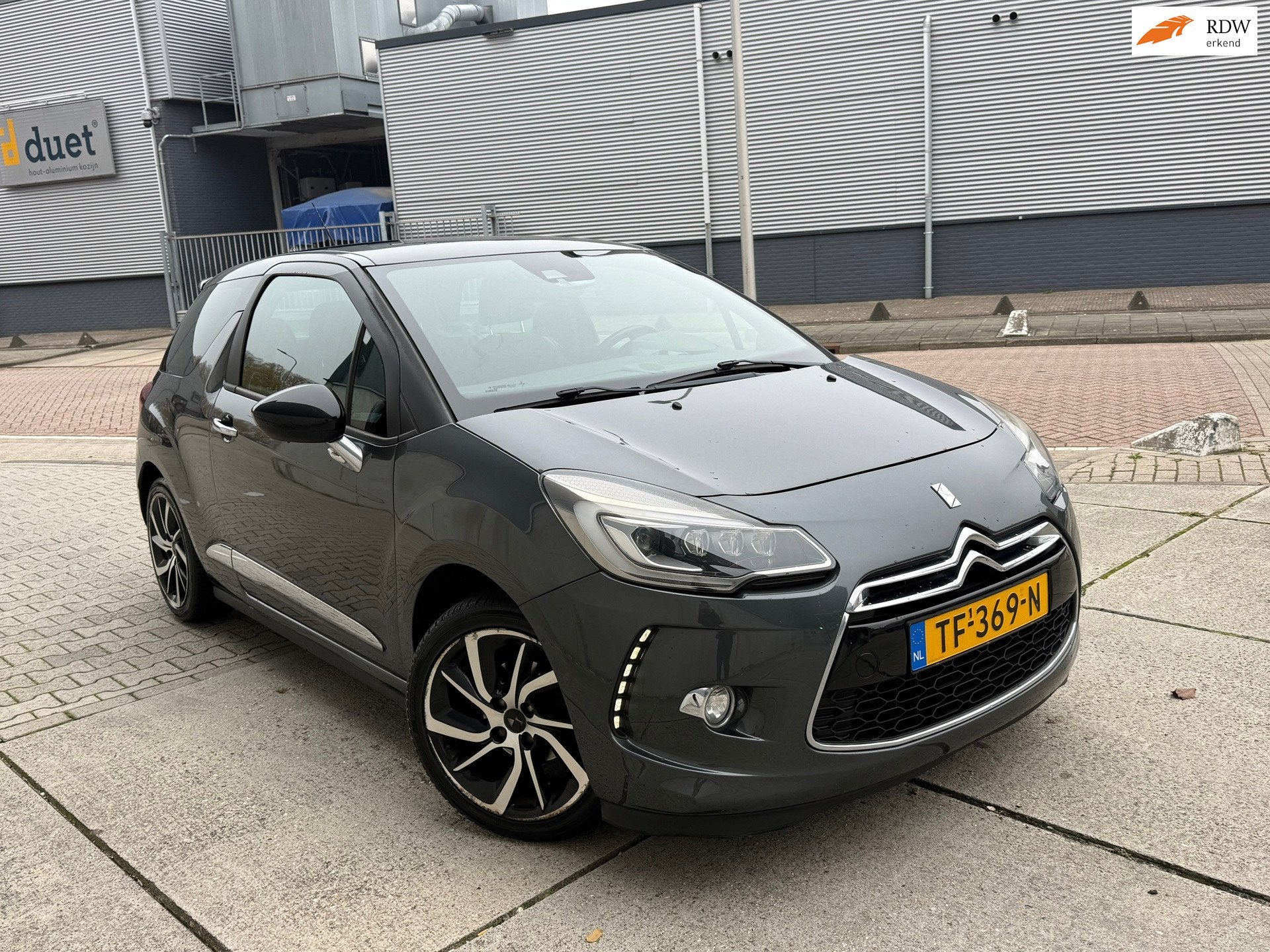 DS 3 1.2 PureTech So Chic AUTOMAAT Camera Volledig onderhoud, Auto's, Verwarmde buitenspiegels, Euro 6, 1199 cc, Alcantara
