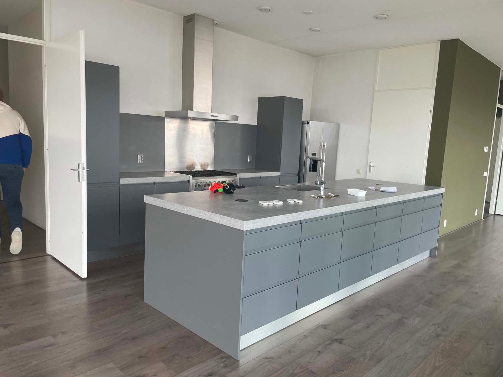 Moderne greeploze keuken met kookeiland en apparatuur, Huis en Inrichting, Keuken | Complete keukens, Ophalen, Gebruikt, Overige typen