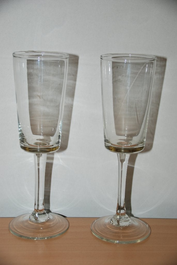 Hoge glazen op voet.          2 X aanwezig., Huis en Inrichting, Glas of Glazen, Ophalen of Verzenden, Overige stijlen, Glas