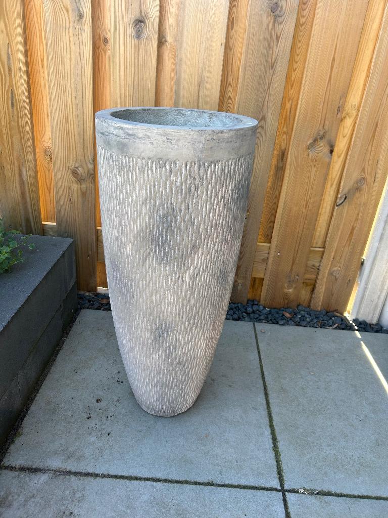 Hoge stenen vaas., Tuin en Terras, Bloempotten, Steen, Gebruikt, Balkon, Overige vormen