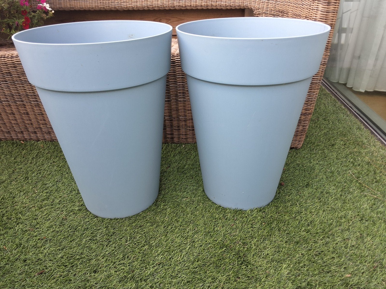 2 lichtblauwe kunststof bloembakken, rond, 45 cm hoog, Tuin en Terras, Ophalen, Kunststof, Gebruikt, Rond