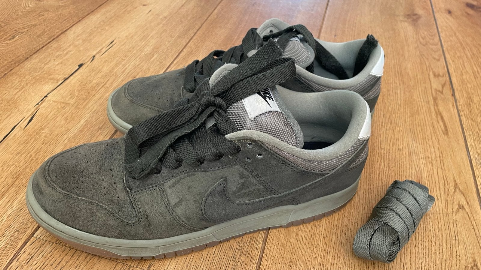 Nike Dunk Low Olijf Groen Suede - Maat 43 / 27,5 cm, Ophalen of Verzenden, Gedragen, Overige kleuren, Sneakers of Gympen