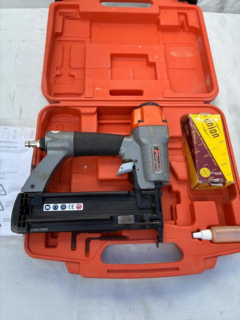 Paslode FN1850 Finish Nailer in koffer, compressor en toebeh, Ophalen of Verzenden, Gebruikt