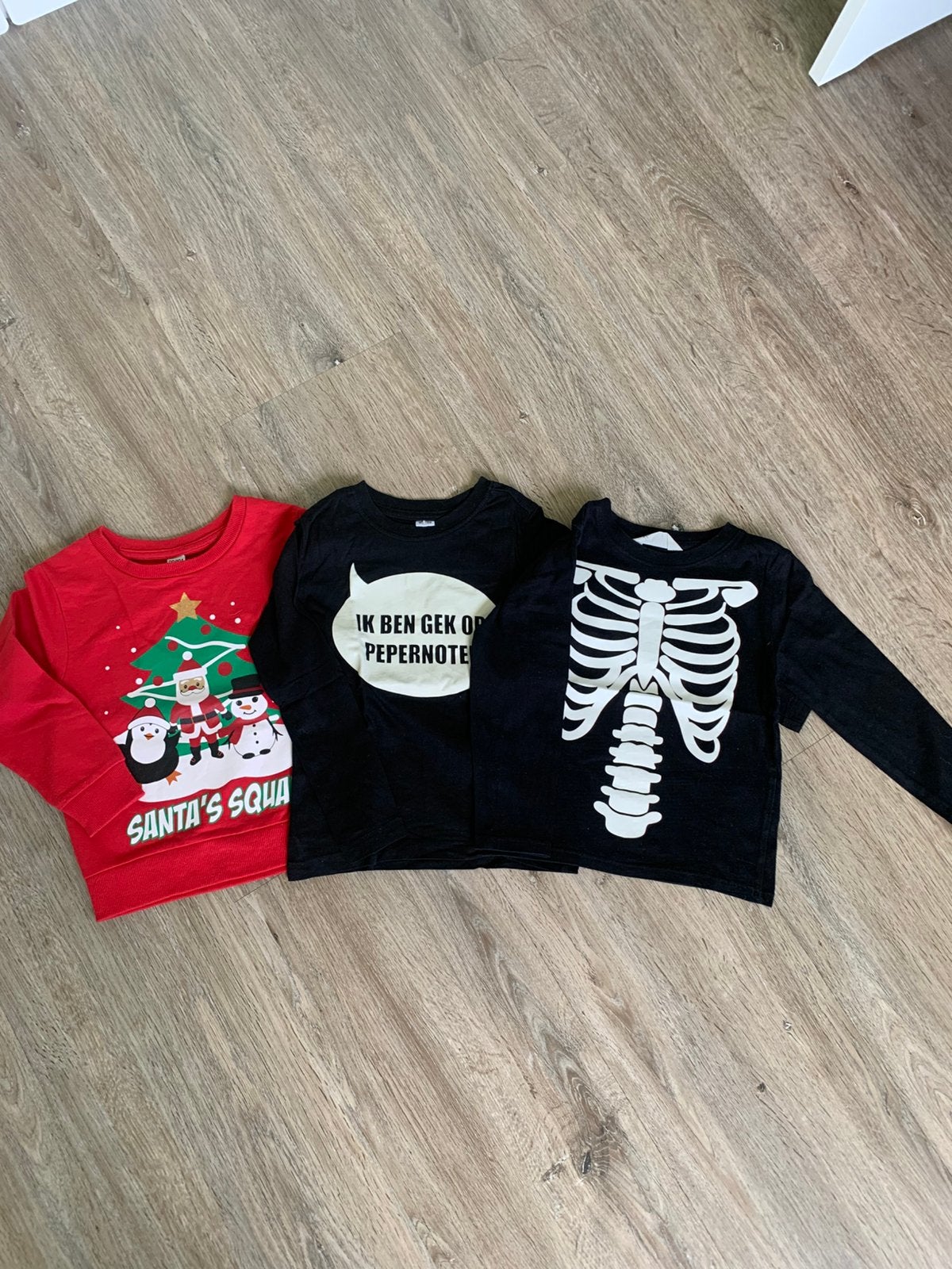 3 shirts halloween/ kerst/ sinterklaas maat 98/104, Ophalen of Verzenden, Zo goed als nieuw, Jongen of Meisje, Shirt of Longsleeve