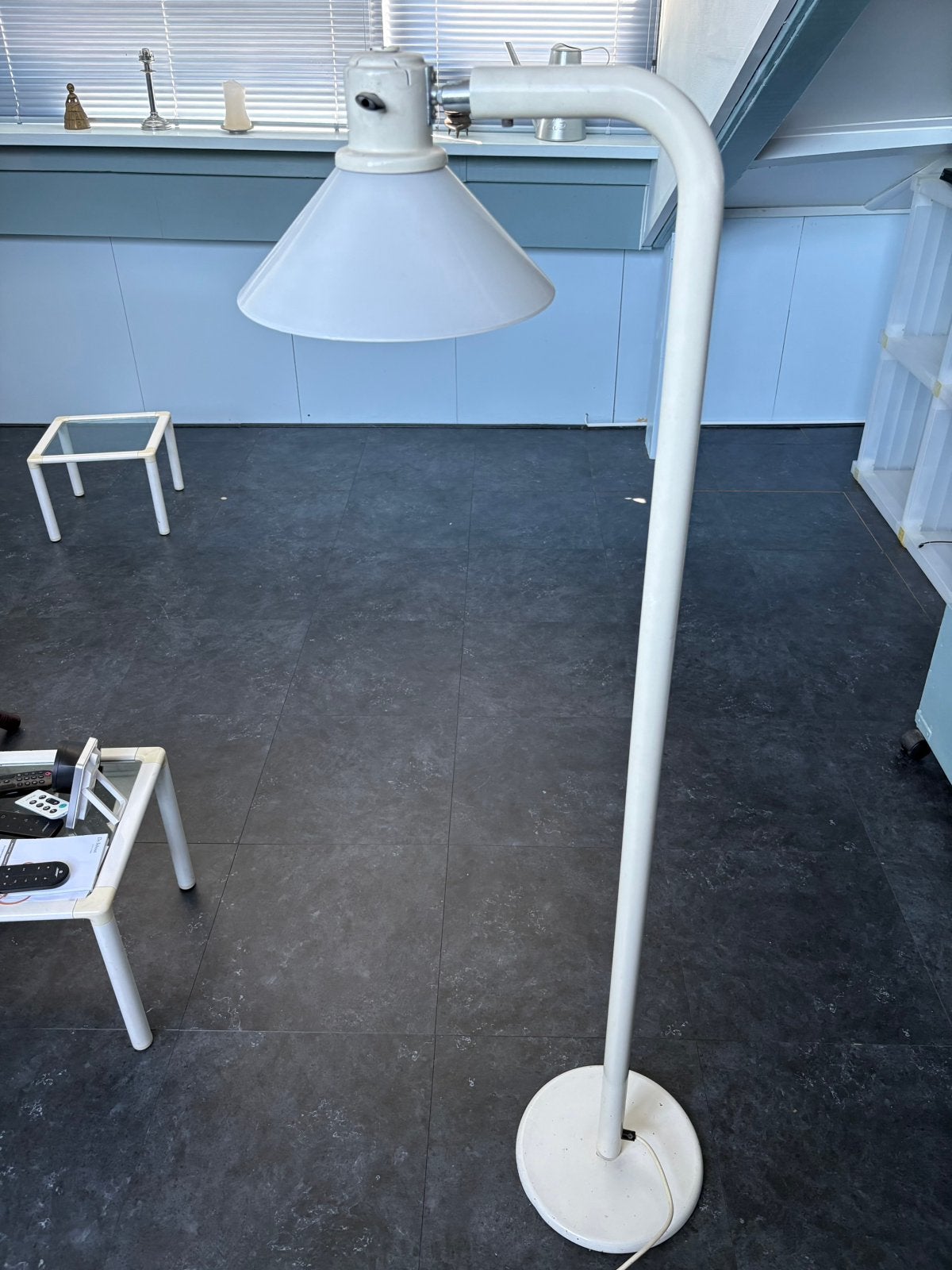 Witte staande lamp, Huis en Inrichting, Lampen | Vloerlampen, 100 tot 150 cm, Jaren '70, Zo goed als nieuw, Metaal