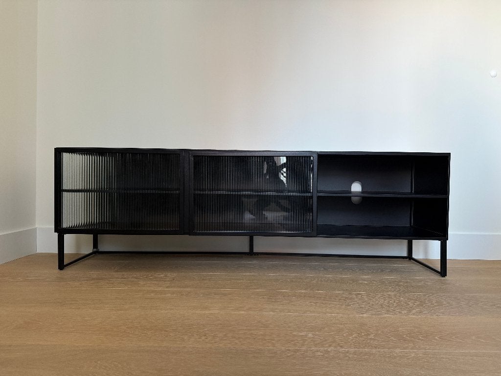 Kave Home Trixie tv-meubel 180 cm – zwart – bijna nieuw, Huis en Inrichting, Ophalen, 150 tot 200 cm, Zo goed als nieuw, Glas