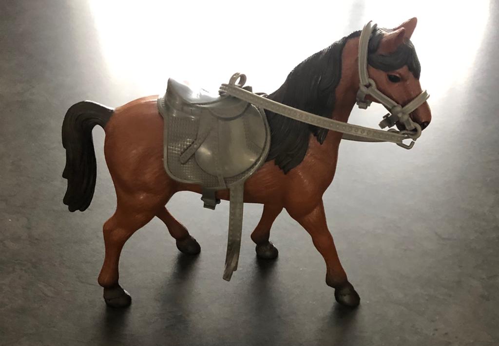 Donker bruin speelpaard met zadel voor evt. Barbies, Ophalen, Zo goed als nieuw