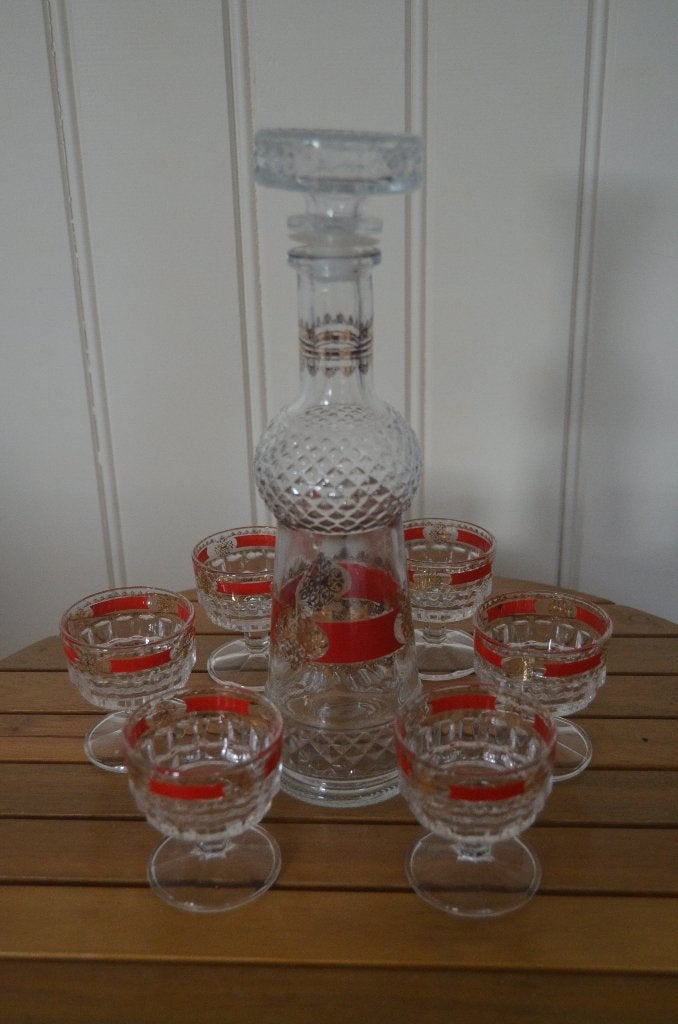 Karaf rood/goud met 6 likeur glazen jaren '60, Ophalen