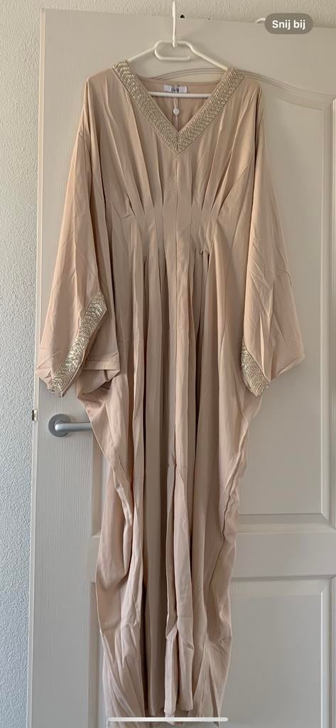 Prachtig jurk, standaard maat, Ophalen of Verzenden, Nieuw, Beige, Onder de knie