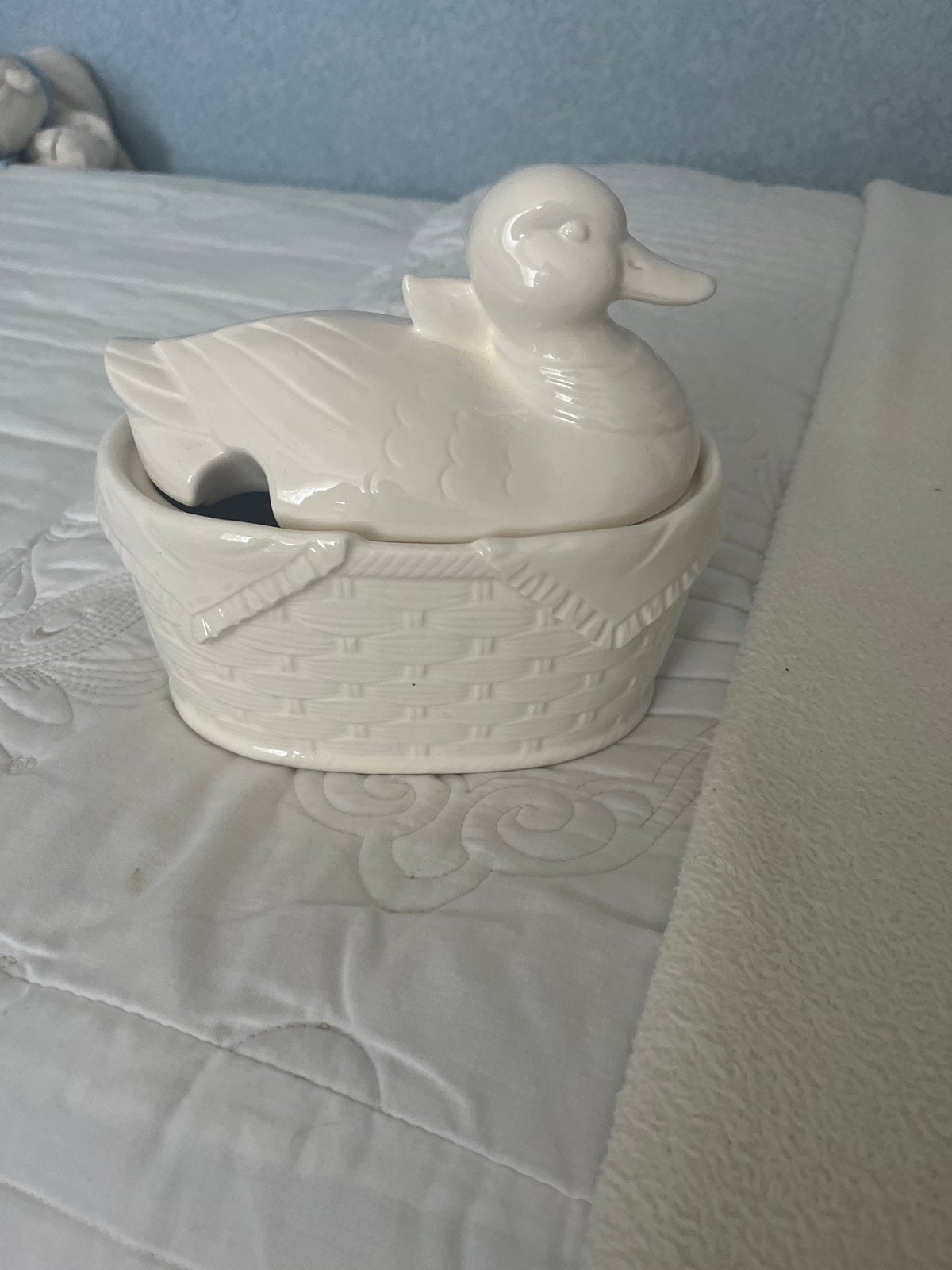 Vintage keramische eend in mand - decoratief, Ophalen of Verzenden