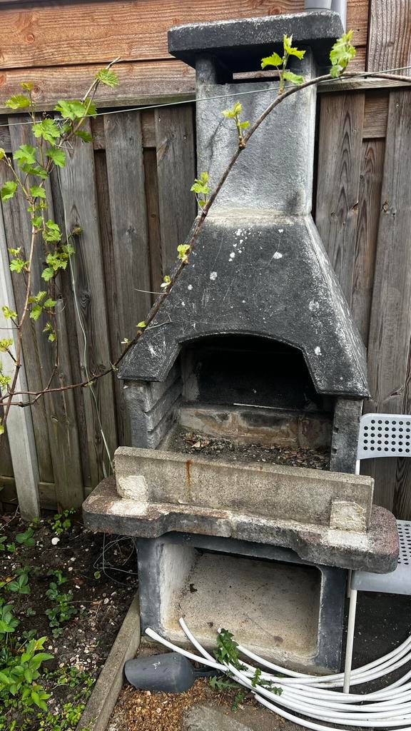 Gratis op te halen Betonnen barbecue met schoorsteen, Tuin en Terras, Tuinhaarden, Ophalen of Verzenden, Gebruikt