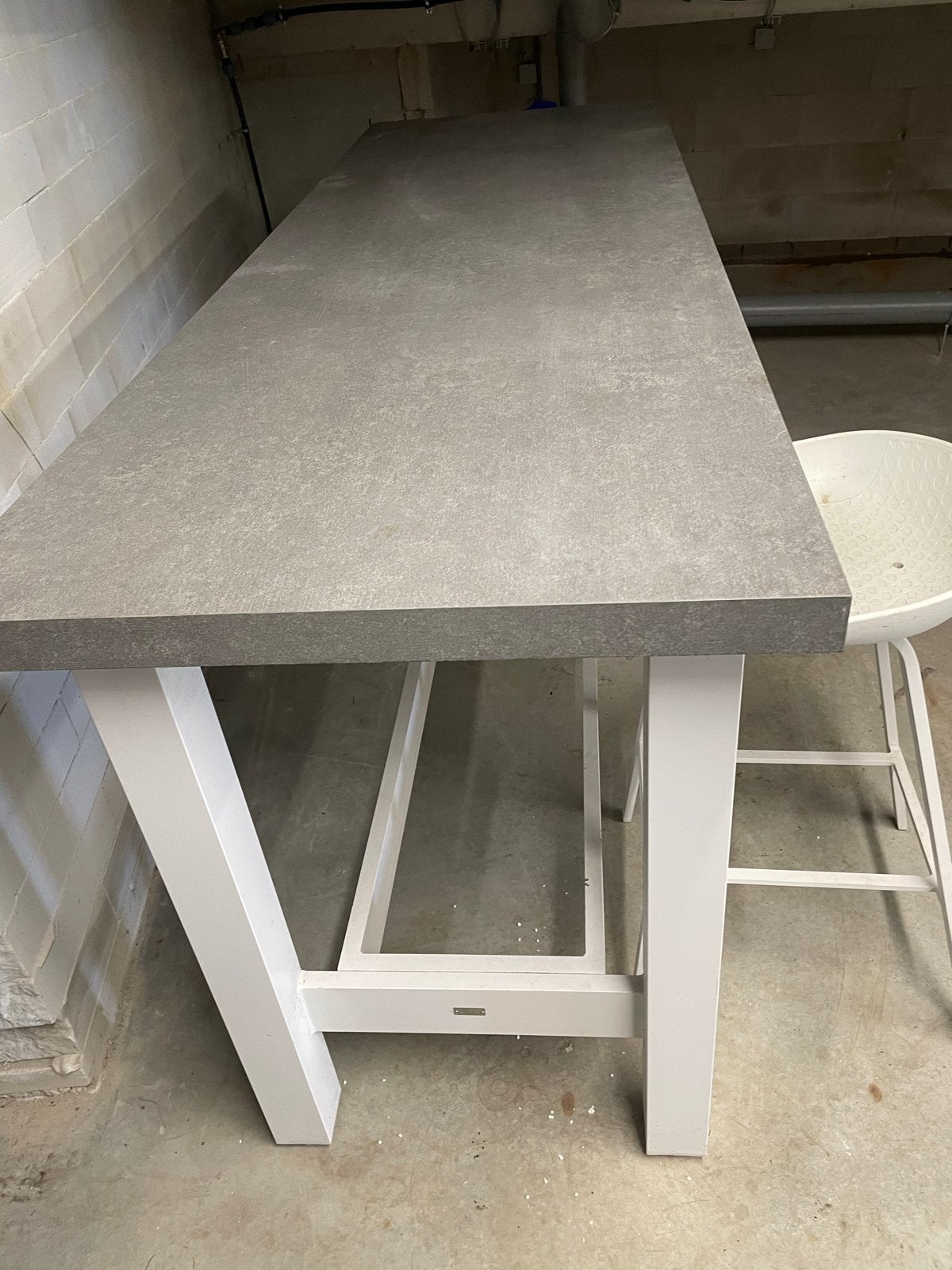 Robuuste bartafel met betonnen blad, Ophalen, Gebruikt
