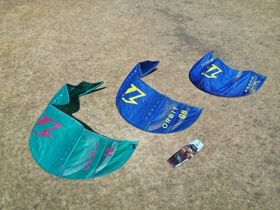 NORTH KITESURFSET-ORBIT 8m+10m/REACH 6m/NAISH Monarch 135x42, Watersport en Boten, Kitesurfen, Ophalen, Gebruikt, Twintip, 10 m²