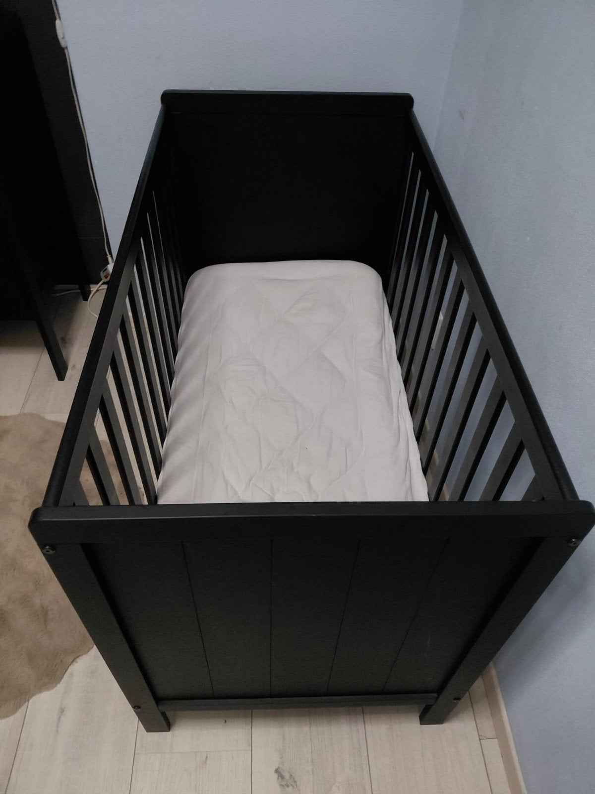 Zwart ledikantje met matras, Kinderen en Baby's, Babywiegjes en Ledikanten, Ophalen
