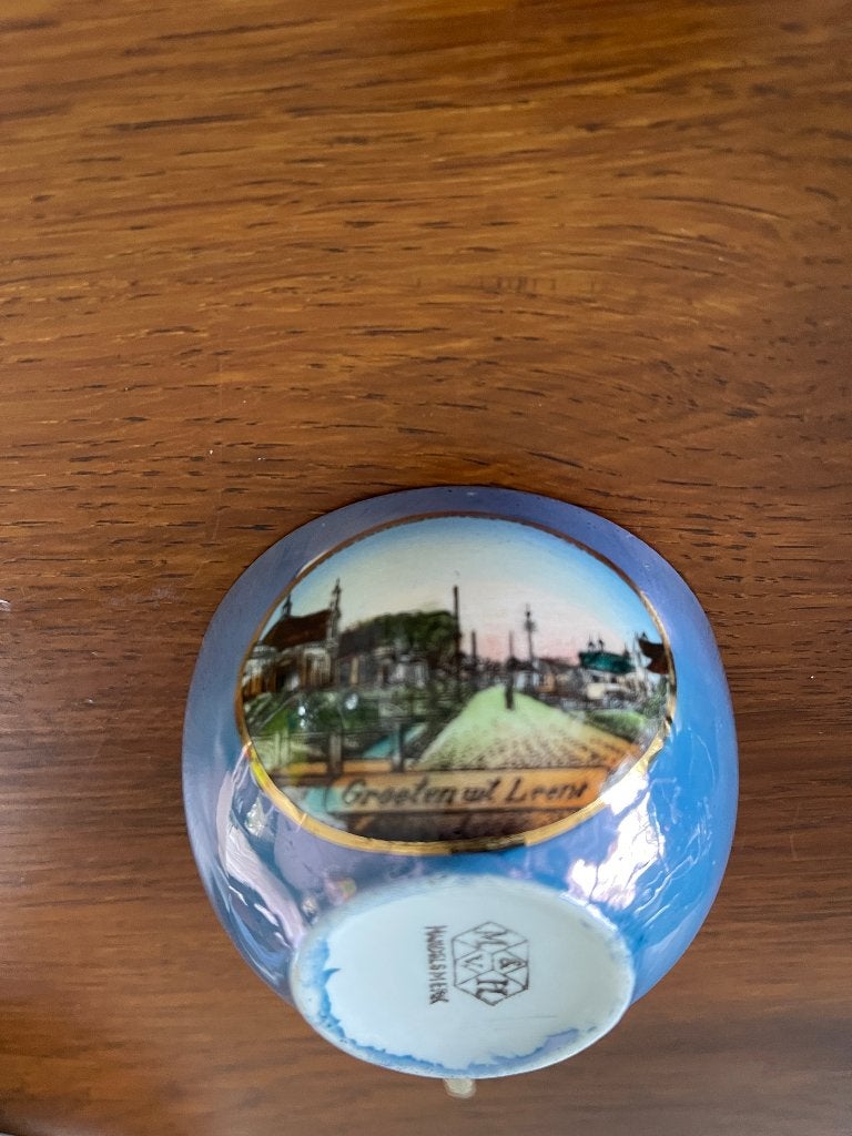 Kop & Schotel 'Parelmoer Blauw' "Groeten uit Leens" Puntgaaf, Ophalen of Verzenden, Huis en Inrichting