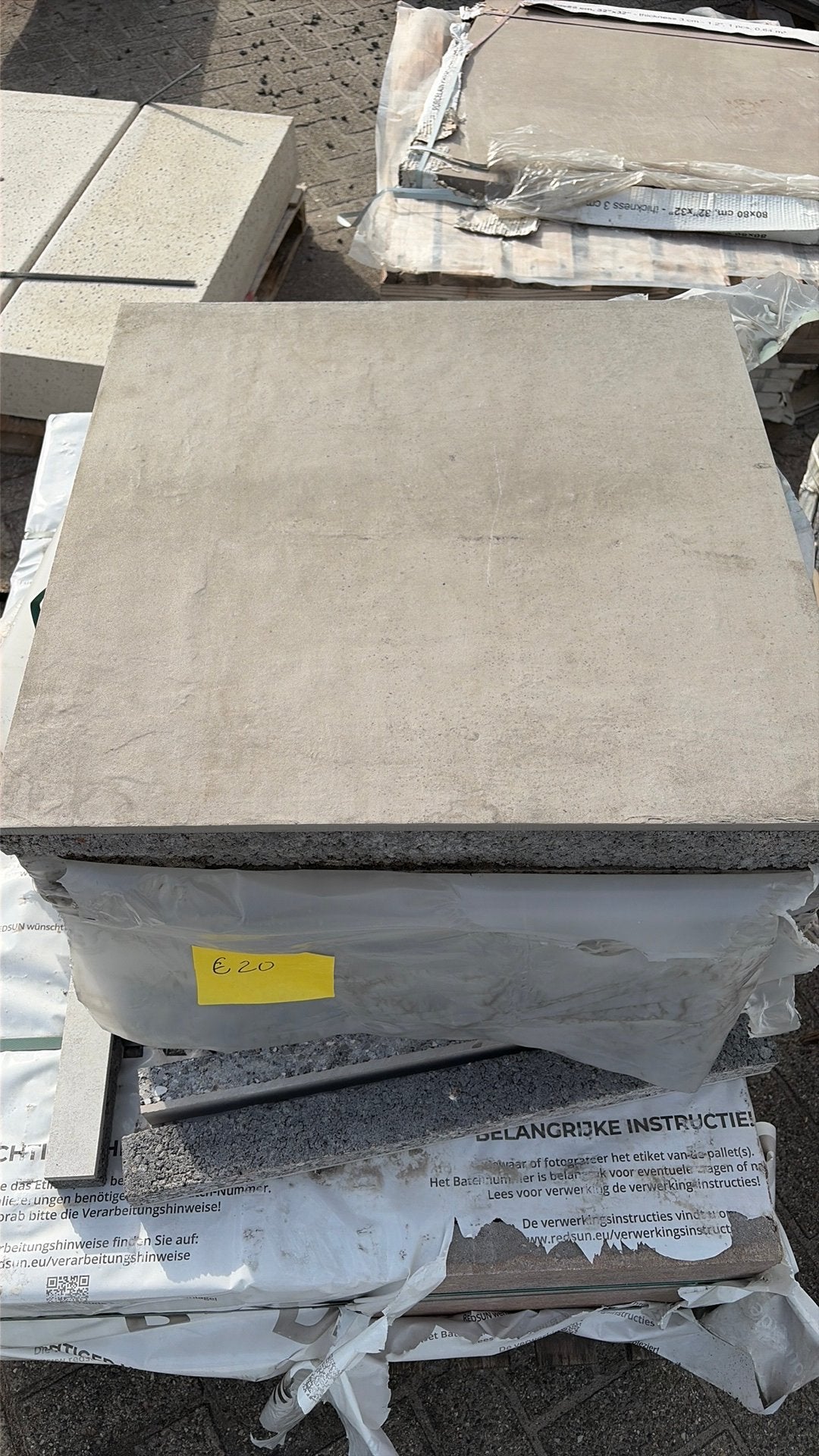 Goedkopen staptegel, keramiek op beton