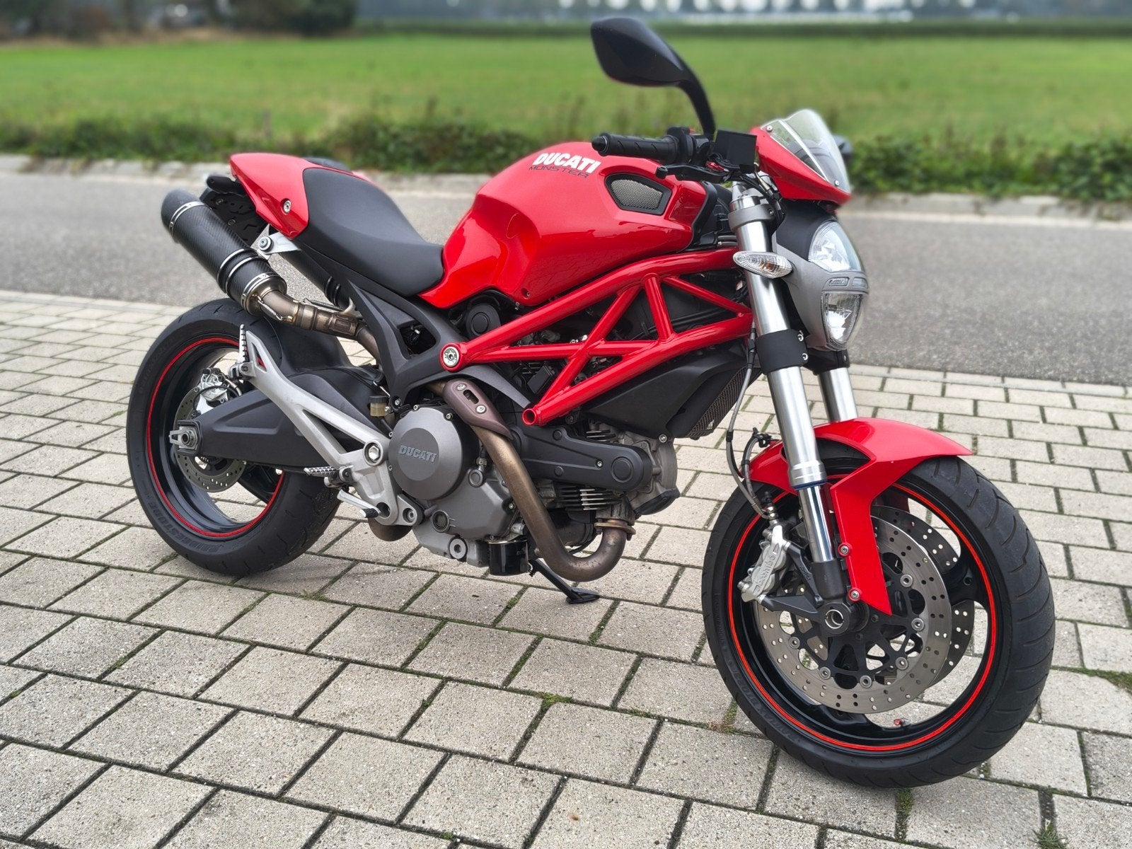 Ducati monster 696 ABS 25.000km bj 2010 desmo beurt 35KW A2, Motoren, 2 cilinders, Occasion, Bedrijf, Meer dan 35 kW