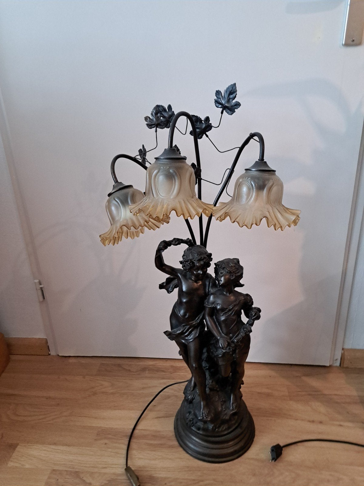 Antieke Bronzen Tafellamp met Cherubijnen en Druivenranken, Antiek en Kunst, Ophalen