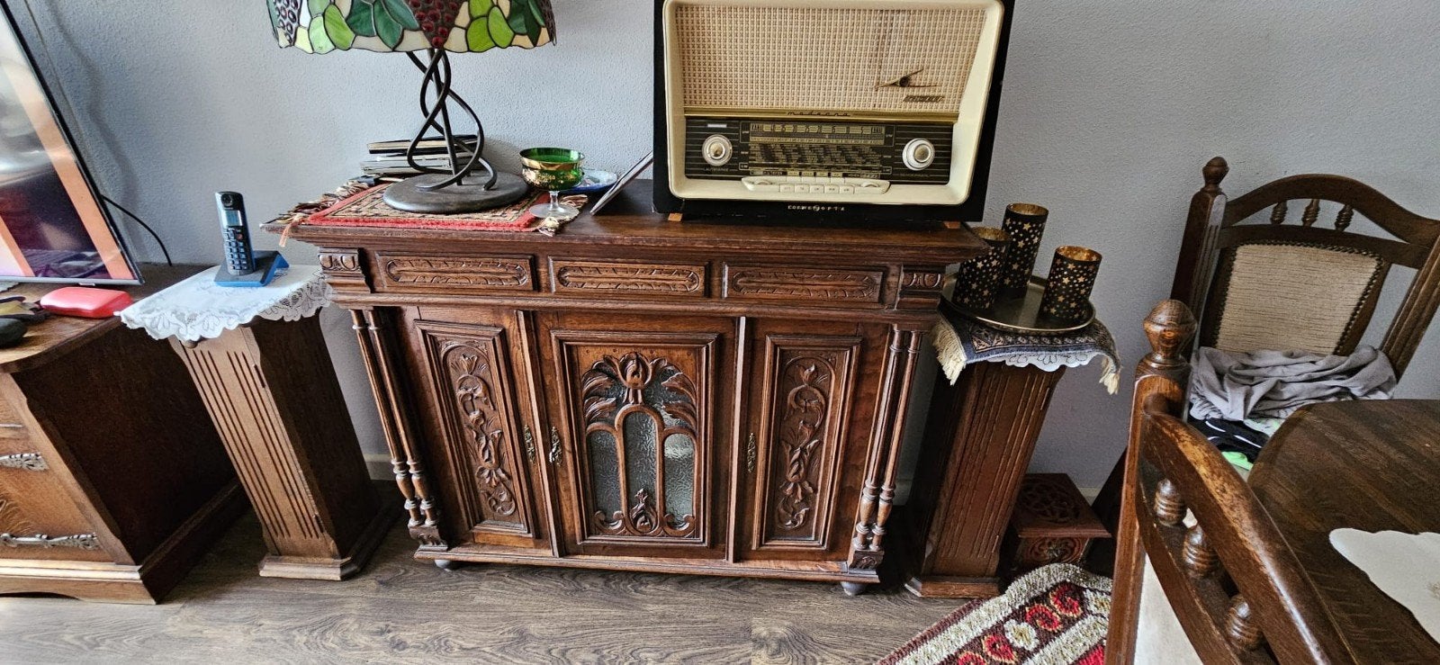 Diverse kasten, salontafel en eettafel met stoelen, Ophalen