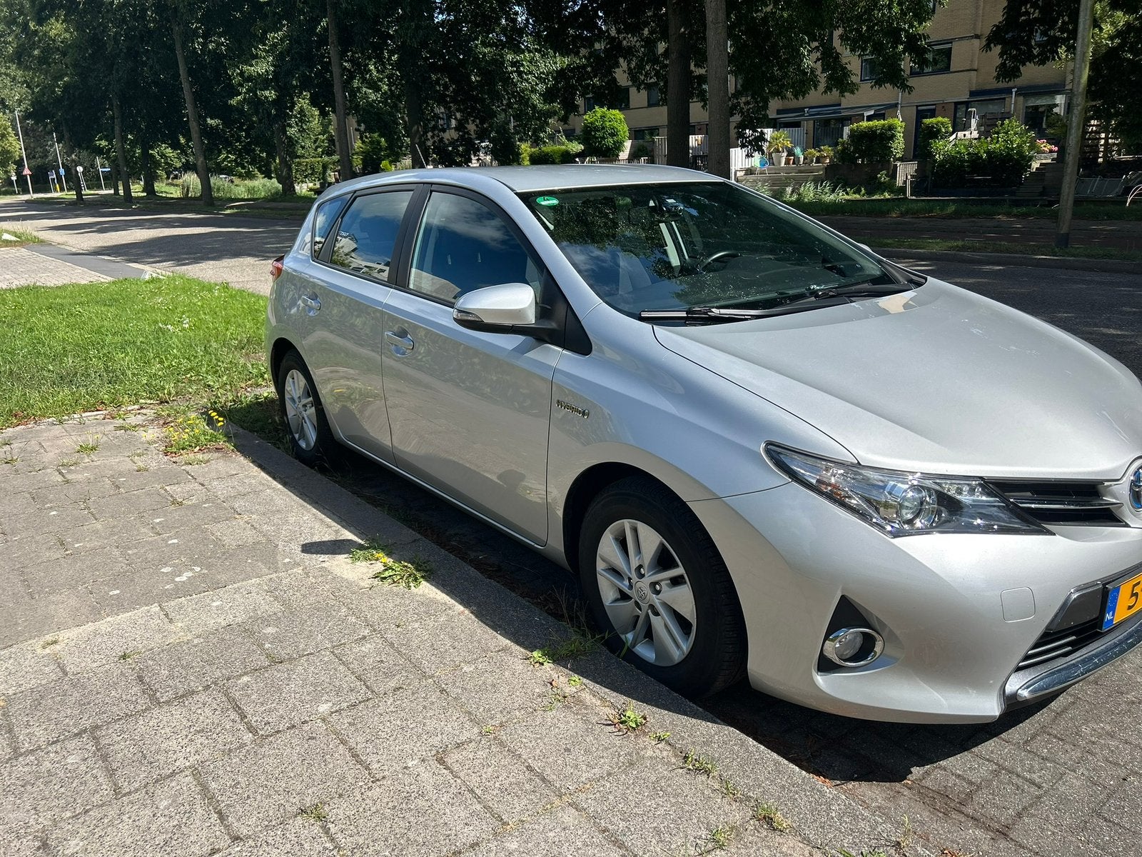 Toyota Auris 1.8 Hybrid 2014, 2e eig NAP, Auto's, Dealer onderhouden, 4 cilinders, Origineel Nederlands, Grijs