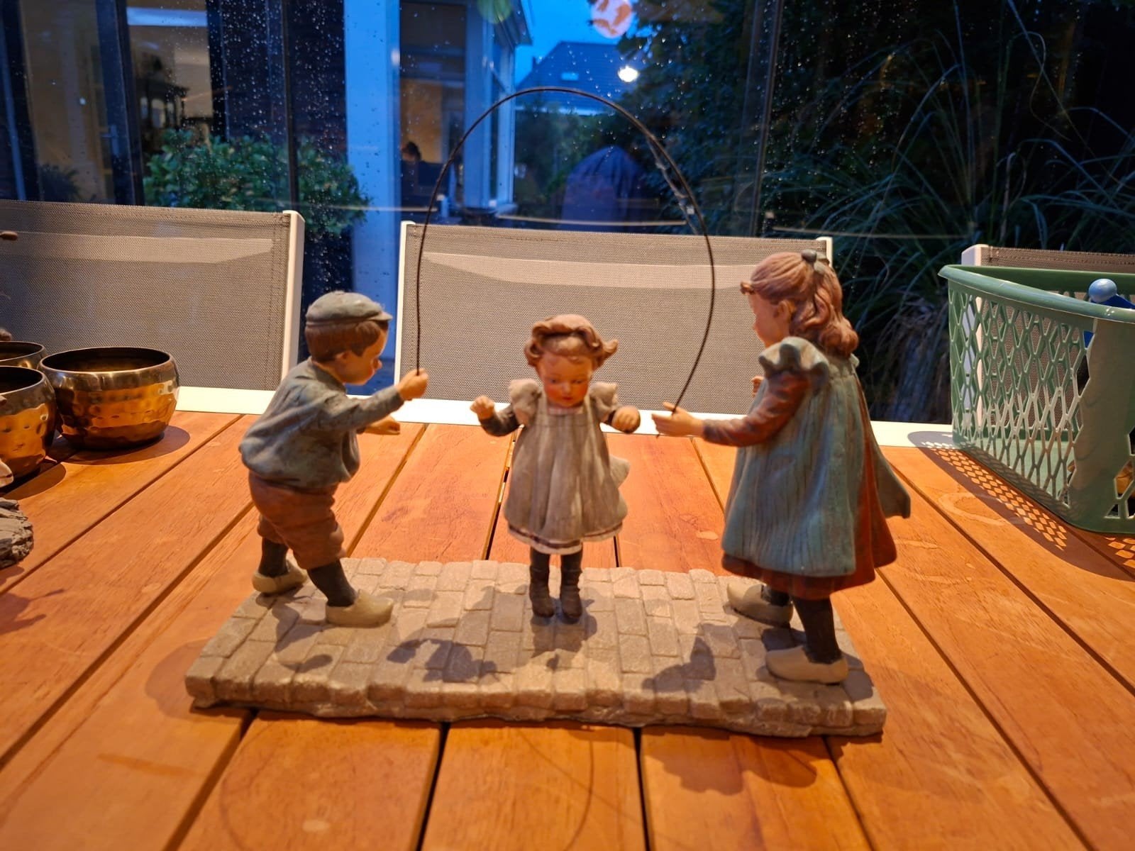 Beeldje touwtje springende kinderen, Verzamelen, Ophalen of Verzenden, Zo goed als nieuw, Mens