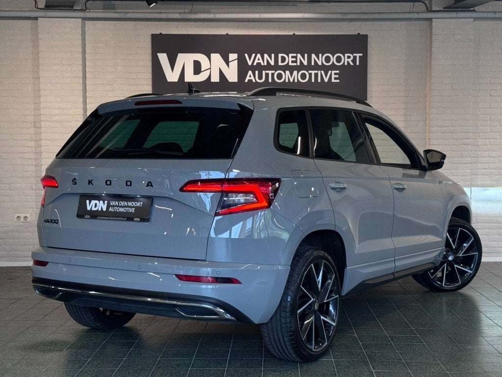Skoda KAROQ 1.5 TSI Sportline Business Trekhaak Stoel- en st, Auto's, Automaat, USB, 4 cilinders, Karoq