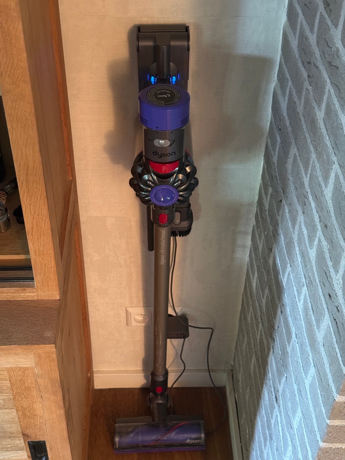 Dyson V8 draadloze stofzuiger, Witgoed en Apparatuur, Stofzuigers, Zo goed als nieuw, Steelstofzuiger, Dyson, Draadloos, Inclusief accessoires