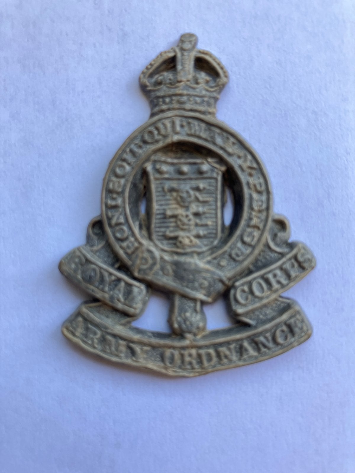 Royal Army Ordnance Corps Embleem bakeliet - WO2, Verzamelen, Ophalen of Verzenden, Landmacht, Engeland, Embleem of Badge