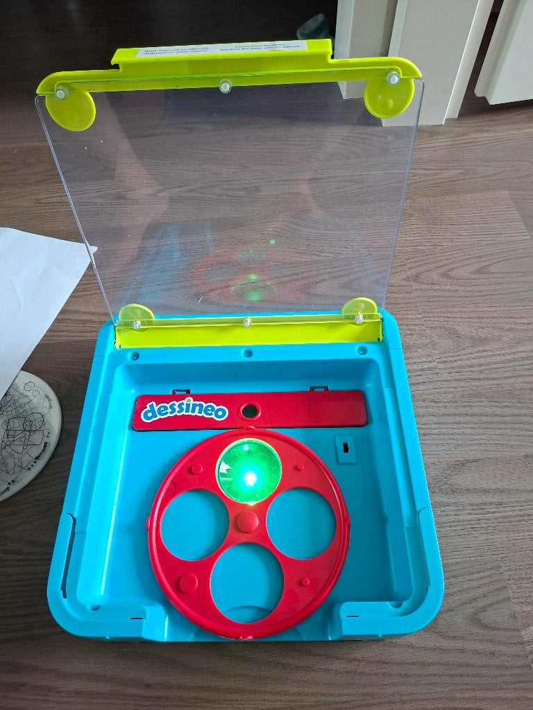 Dessineo tafelstudio Jumbo - werkend en compleet, Ophalen, Zo goed als nieuw, Knutselen, Met licht