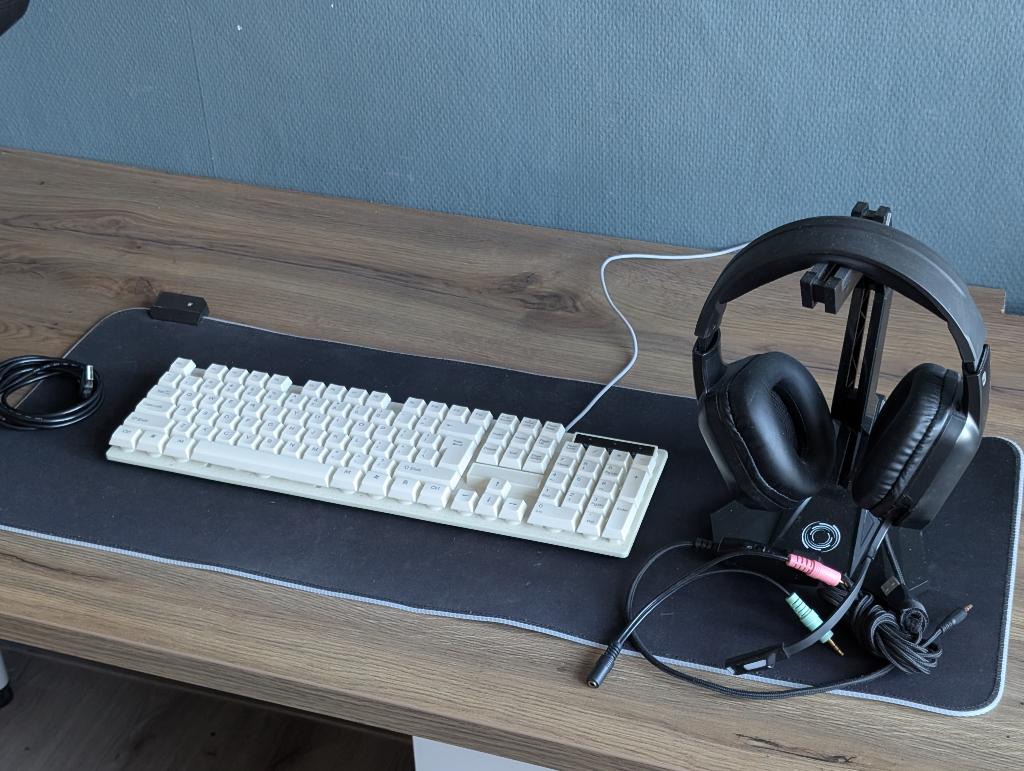 Gaming set! Toetsenbord, headset, RGB muismat, Ophalen, Logitech, Toetsenbord en muis-set, Zo goed als nieuw