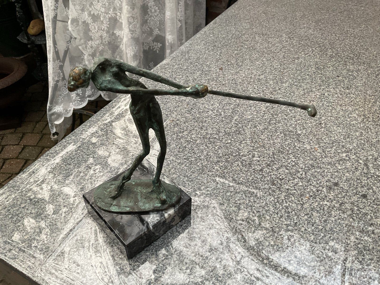 Bronzen beeld van een golfer op marmeren sokkel, Ophalen of Verzenden, 20 - 50 cm, Beeld, Bruin