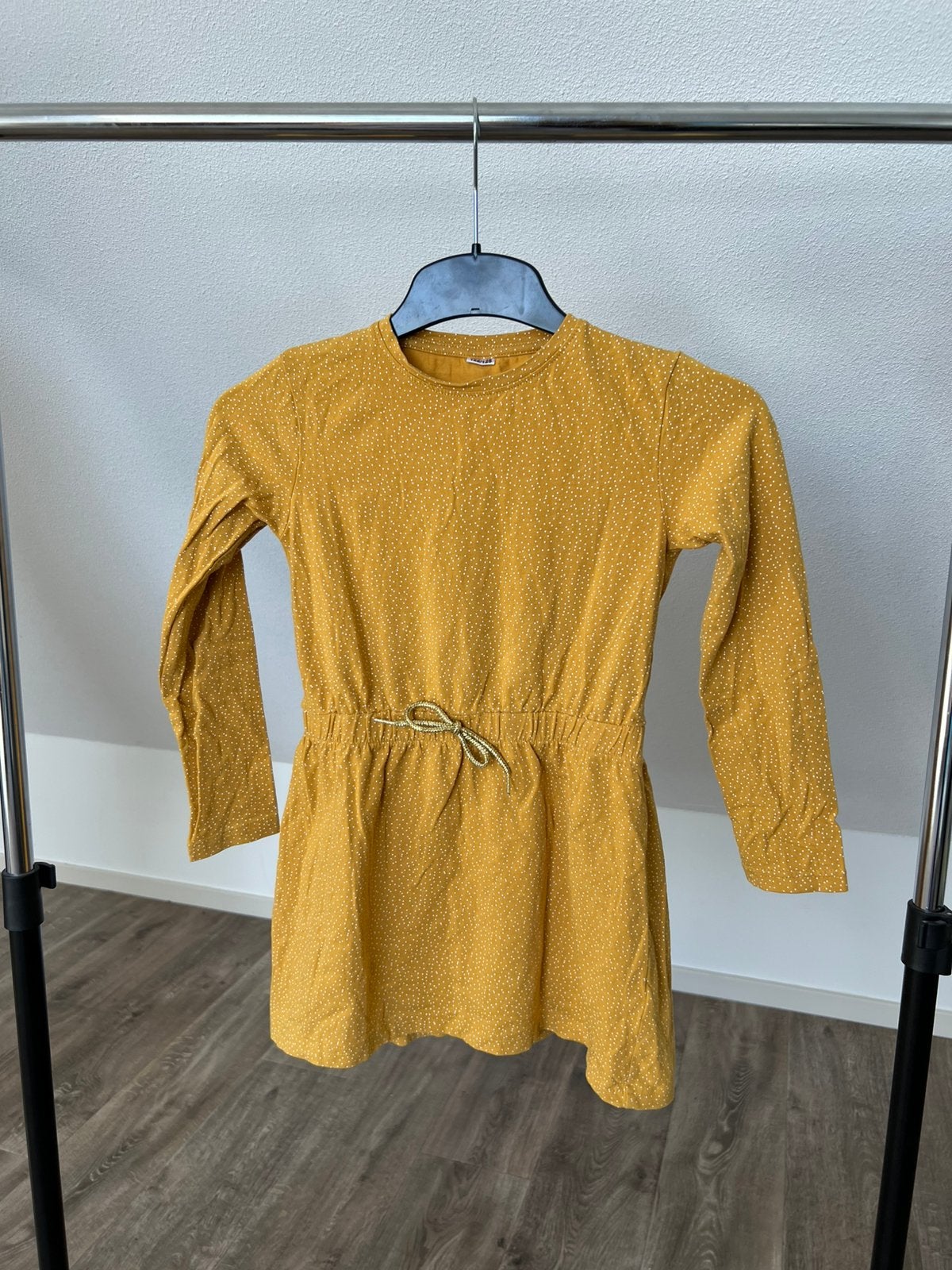 Jurk okergeel tricot maat 122/128, Kinderen en Baby's, Kinderkleding | Maat 122, Ophalen of Verzenden, Zo goed als nieuw, Meisje