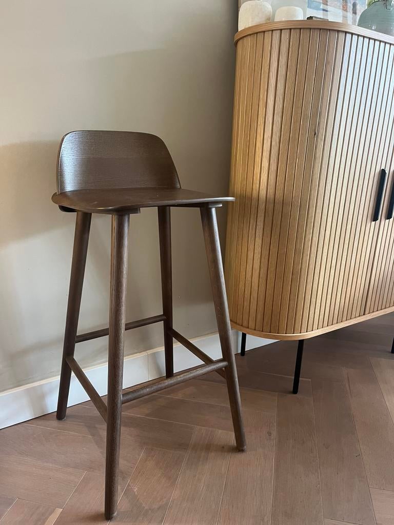 Muuto barkrukken bruin, zo goed als nieuw, Huis en Inrichting, Barkrukken, Ophalen, Met voetsteun, 60 tot 90 cm, Zo goed als nieuw
