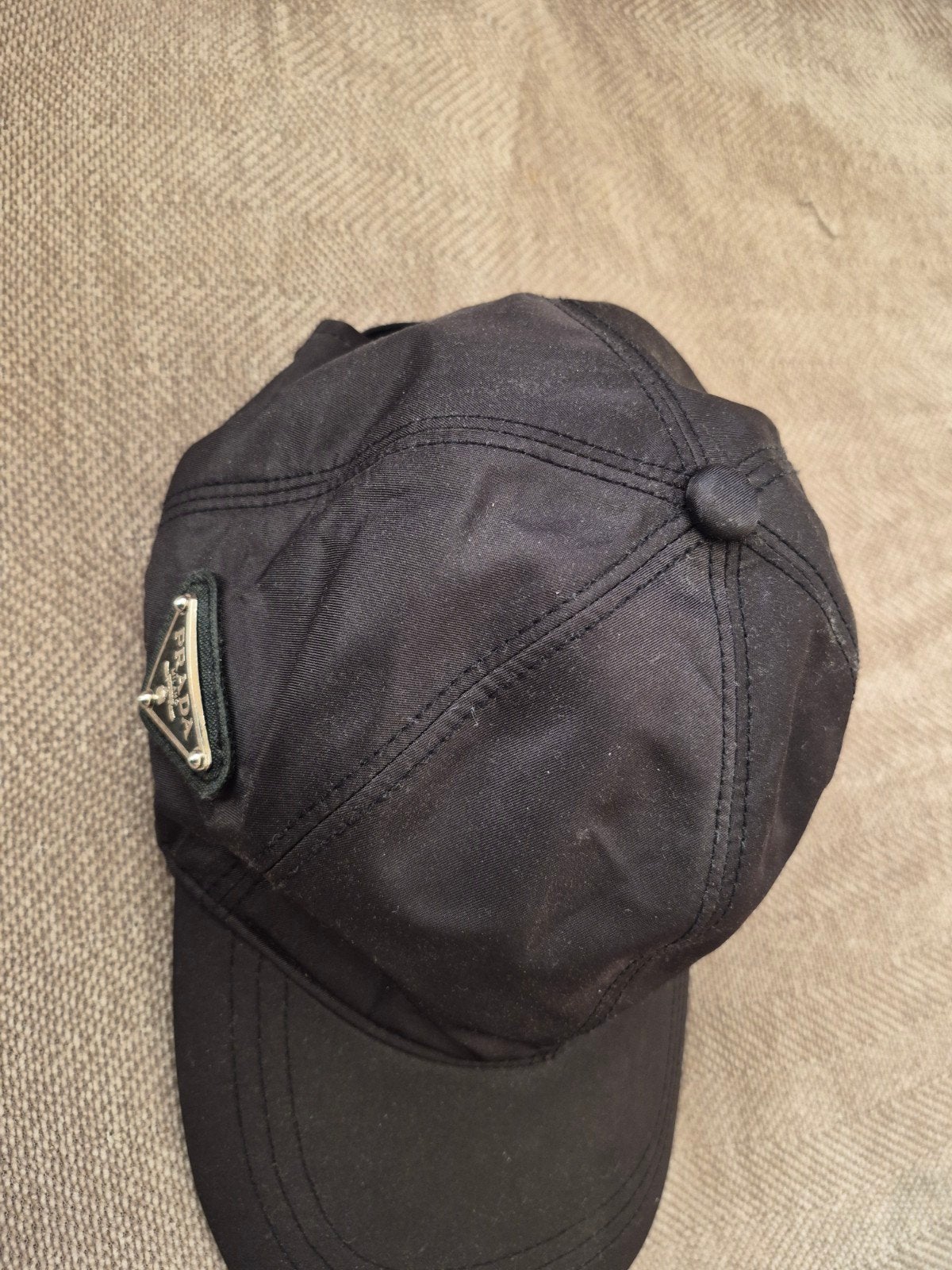 Prada Milano Zwarte Nylon Pet - Zo goed als nieuw, Prada, One size fits all, Ophalen of Verzenden, Pet