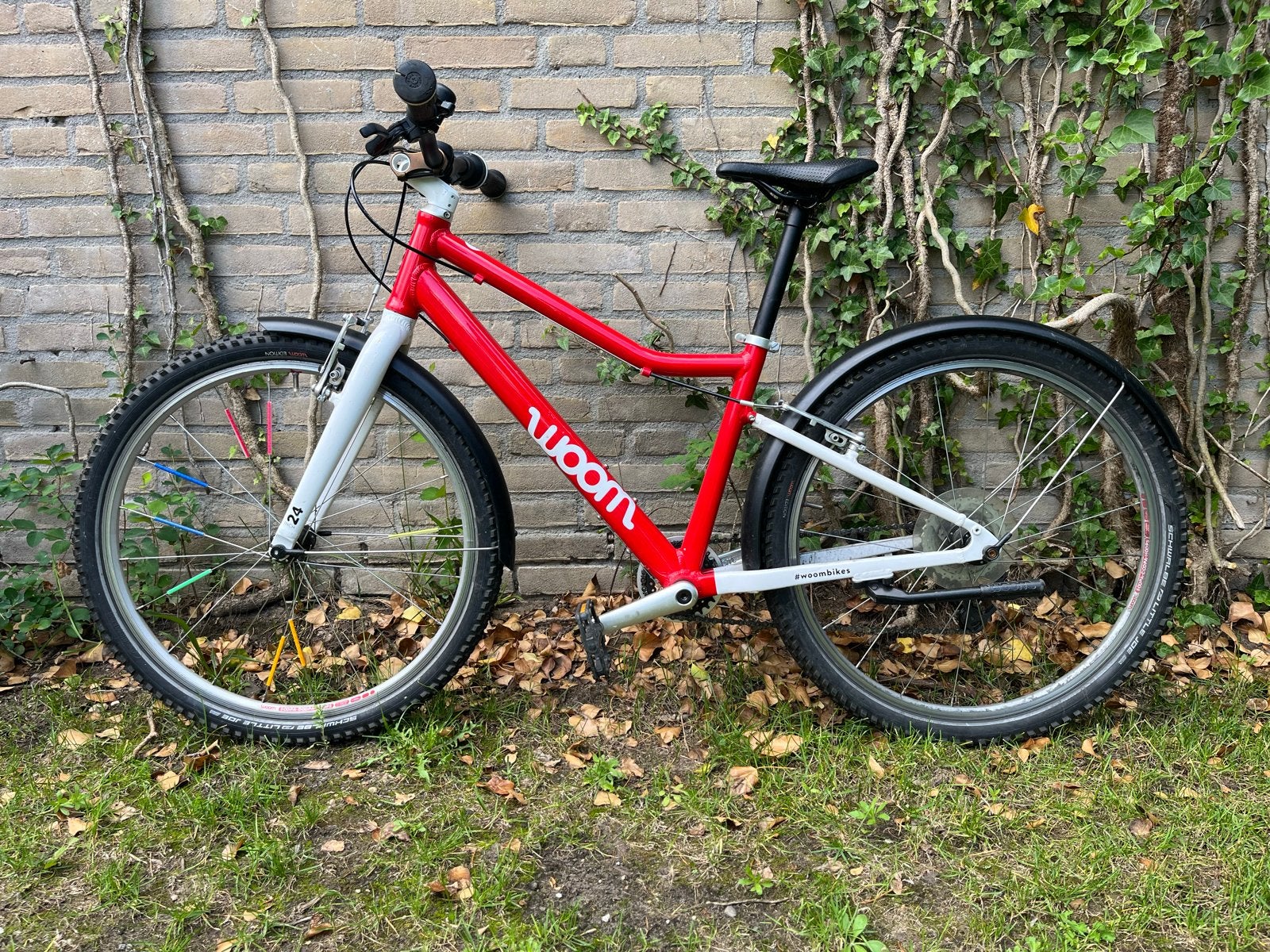 Woom 5 kinderfiets 24 inch - Rood/Wit, Ophalen, Zo goed als nieuw, Velgrem, 20 inch of meer