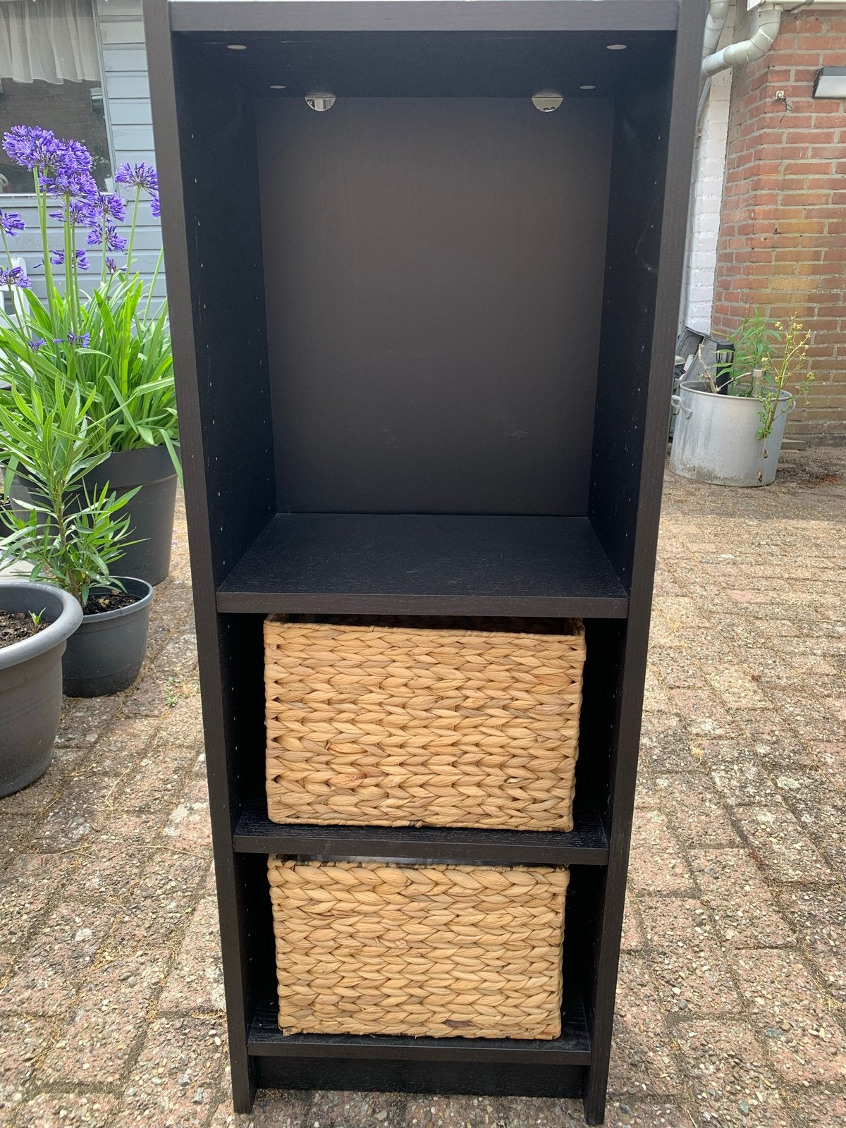 Zwart smal kastje met rieten mandjes, Ophalen, Met plank(en), Minder dan 50 cm, Gebruikt