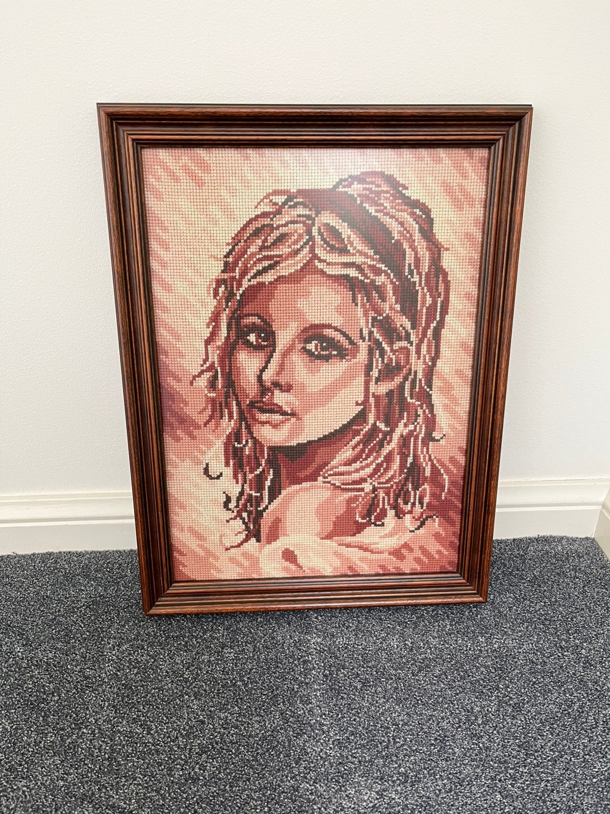 Geborduurd schilderij jonge vrouw, Minder dan 50 cm, Oorspronkelijke maker, Ophalen of Verzenden, Zo goed als nieuw