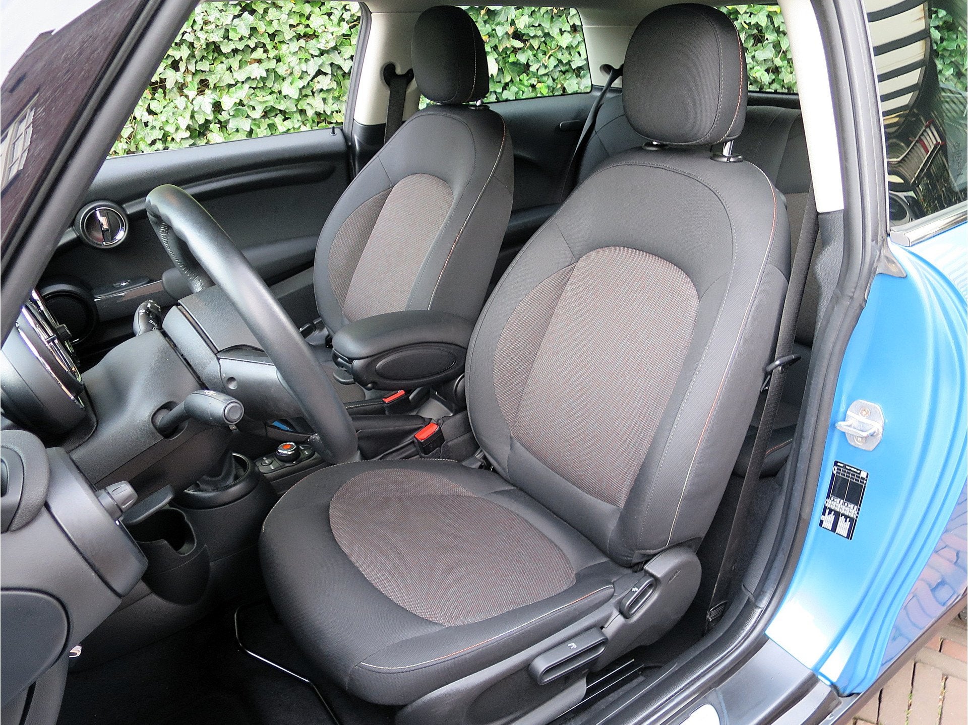 MINI Cooper 1.5 Pepper F56 LCI met LED, Park ass., Clima, BT, Auto's, 12 maanden, Stof, Gebruikt, Automatische klimaatregeling