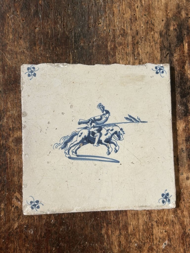 Prachtige Delft blauwe tegel van ridder te paard (17e eeuw), Antiek en Kunst, Ophalen of Verzenden