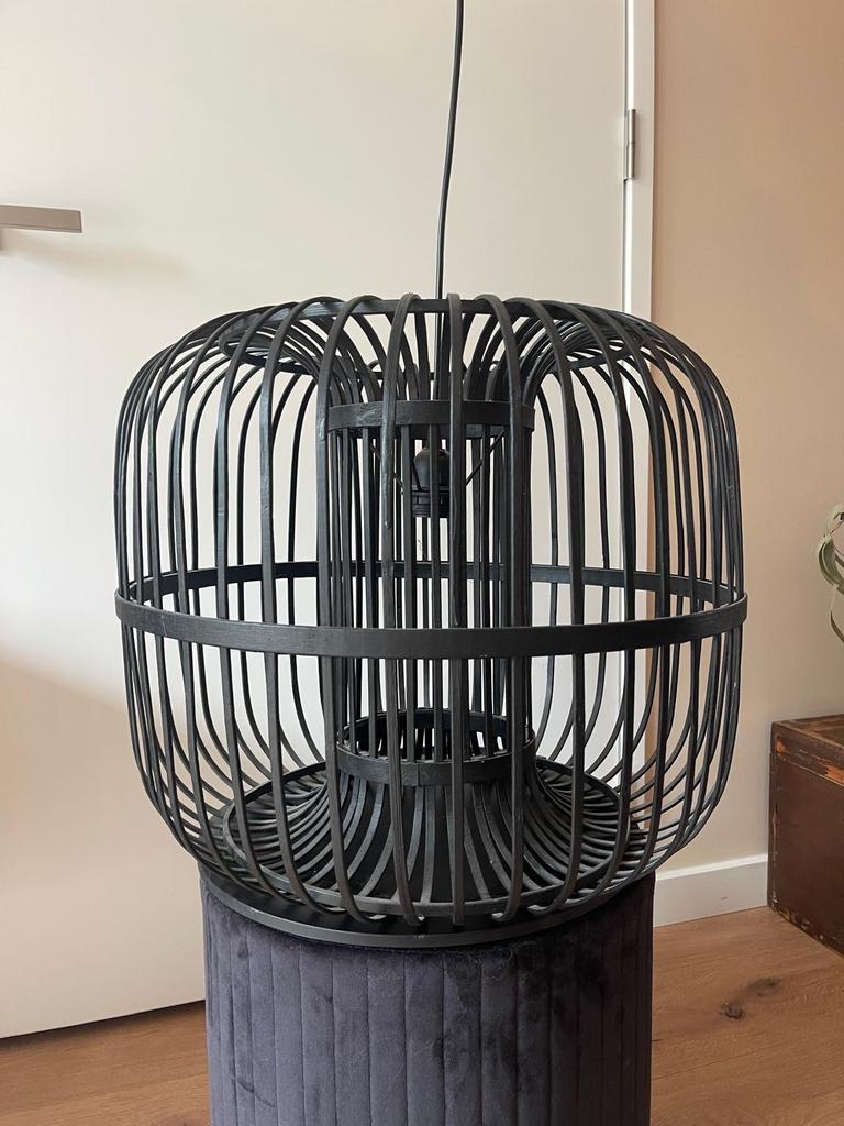 Grote zwarte rotan hanglamp, Ophalen, Gebruikt, Overige materialen, 50 tot 75 cm